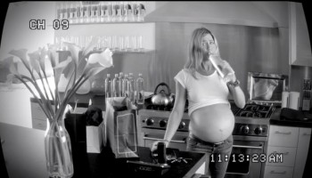 קורע: ג'ניפר אניסטון נחשפת בצילומים מתוך קלטות האבטחה בביתה