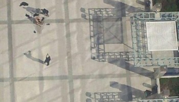 צפו: המשטרה מקיפה אדם חשוד כמחבל, ליד בנין הבורסה