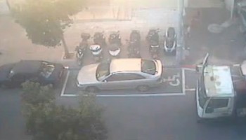 לא ייאמן: חניה חוקית הוסבה לחניית נכים בין רגע, והרכב החונה נגרר לעיני המצלמה