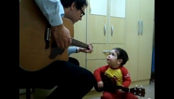 על הבוקר: ביצוע מתוק ומיוחד של אב ובנו לשיר של הביטלס (וידאו)