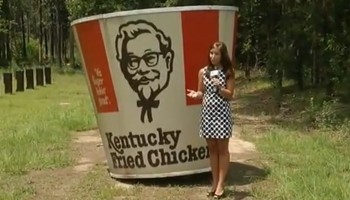 תעלומת הדלי הענק של KFC שהופיע בחצר בית בארצות הברית