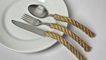 פרויקט צילום של אמן איטלקי מציג: טוויסטים משוגעים לחפצים שגרתיים.