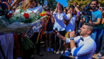 מקסים: פלאש-מוב הצעת נישואין במכללה למנהל