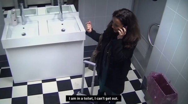 מתיחה בשירותים 1