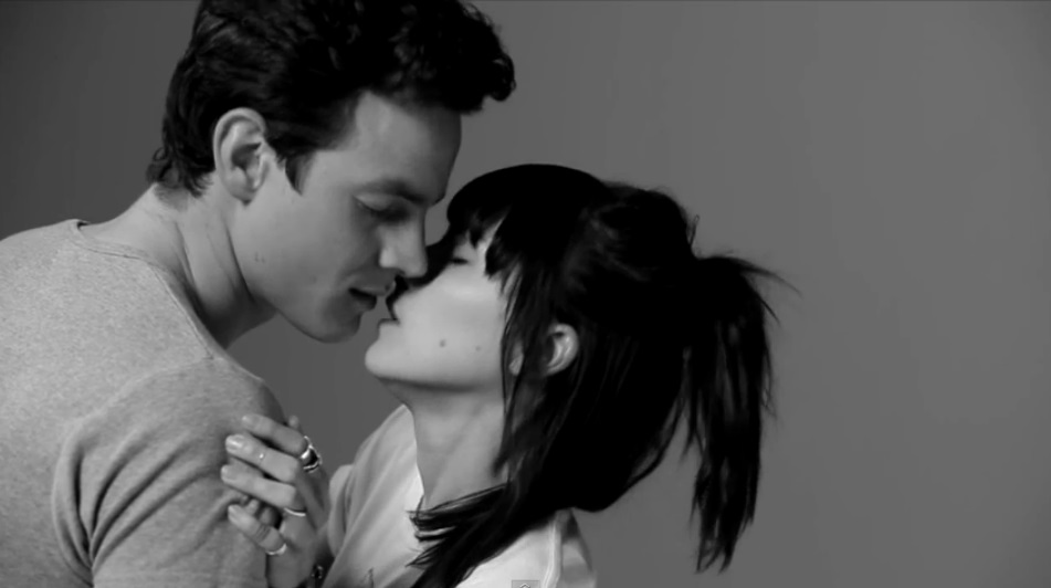 זרים מתנשקים 4