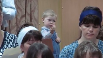 מקסים: ילדה בת 4 בטוחה שהיא המנצחת של המקהלה