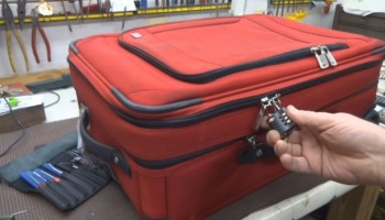 טסים לחו"ל? לא תאמינו כמה קל לפרוץ את המזוודה הנעולה שלכם