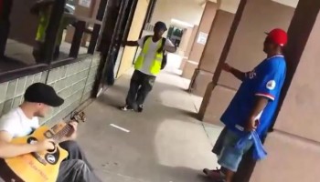 נהדר: עוברי אורח מצטרפים לנגן רחוב ויוצרים יחד הרמוניה מוזיקלית נפלאה