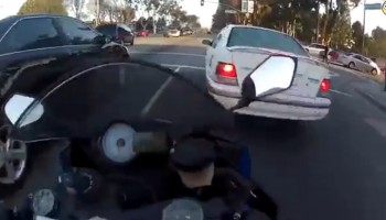 מטורף: האופנוען האדיוט הזה ניצל ממות שלוש פעמים בשלוש שניות