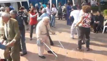 נהדר: קשיש זורק את הקביים שלו ומתחיל לרקוד כאילו אין מחר