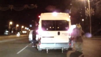 הסרטון הזה שתועד מתוך מצלמת רכב ברוסיה הוא אחד המצחיקים אי פעם
