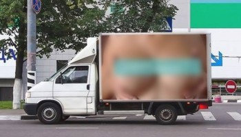 משאיות עם תמונה של חזה חשוף גרמו למעל 500 תאונות ביום אחד