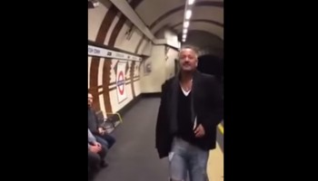 מעולה: הבחור הזה התחיל לשיר בזמן ההמתנה לרכבת התחתית וסחף אחריו את כל הנוסעים