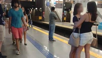 תמונה של שתי צעירות מפגינות אהבה בפומבי שותפה אלפי פעמים בגלל סיבה מפתיעה במיוחד