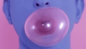 געו במסך עם האצבע ותראו מה קורה כשאתם מפעילים את הסרטון המהפנט הזה