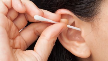 זו הסיבה בגללה ממש לא כדאי לכם להשתמש במקלות אוזניים