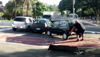 הבחור העצבני הזה נתקל ברכב שחוסם את נתיב האופניים אז הוא עשה את הדבר הבא
