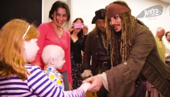 צפו בתגובה המרגשת של הילדים בבית החולים כשהם פוגשים בקפטן ג'ק ספארו