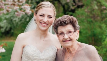 הסבתא בת ה-89 גנבה את ההצגה באלבום החתונה לאחר שהסכימה להיות השושבינה של נכדתה (תמונות)