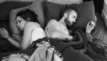 כך נראות סיטואציות יומיומיות מוכרות כשמעלימים מהן את הסמארטפונים