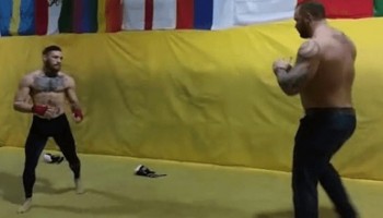 כך נראה קרב בין ההר ממשחקי הכס ללוחם UFC במשקל נוצה