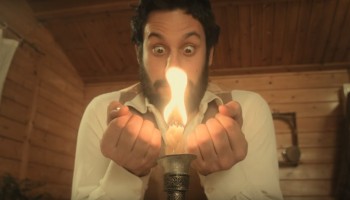 הבחור הזה יצר סרטון הזוי ומצחיק שמנסה להסביר מהו טקס ההבדלה