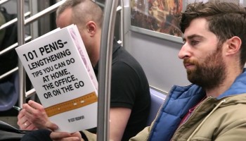 הבחור הזה נוסע ברכבת עם עטיפות ספרים פיקטיביות ומצלם את התגובות המצחיקות של הנוסעים