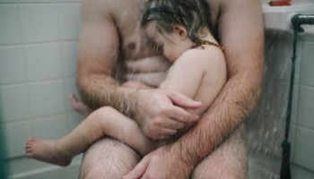 האם התמונה הזאת של אב ובנו במקלחת מדהימה או מטרידה?