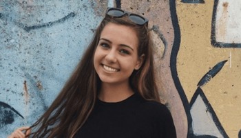 הבחורה הזו בכתה אחרי שיצאה משיזוף בהתזה וזה מה שקרה לפנים שלה