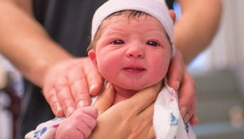 האמא הזאת צילמה את הלידה של עצמה והתוצאה פשוט עוצרת נשימה