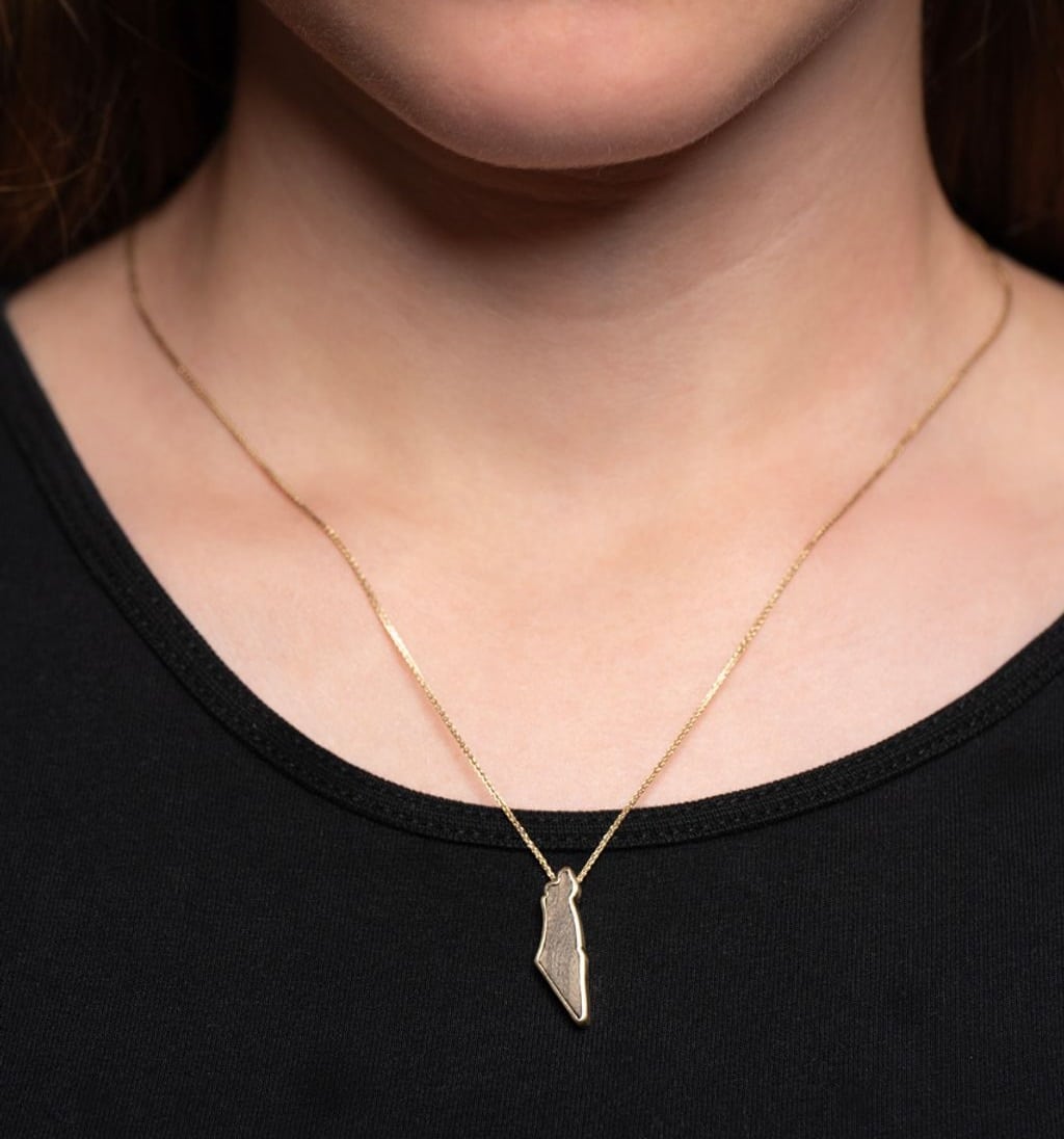 צילום שרשרת מיוחדת על דוגמנית