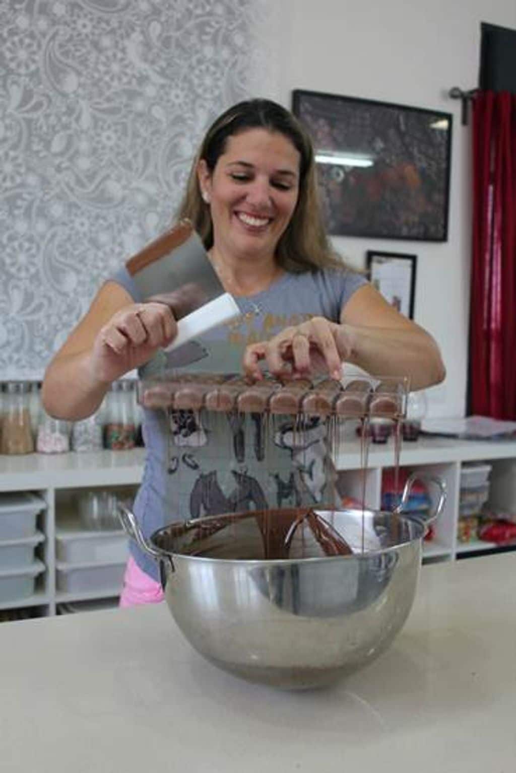 רוני כהנא מלמדת הכנת פרלינים בסדנה של עינביז שוקולד